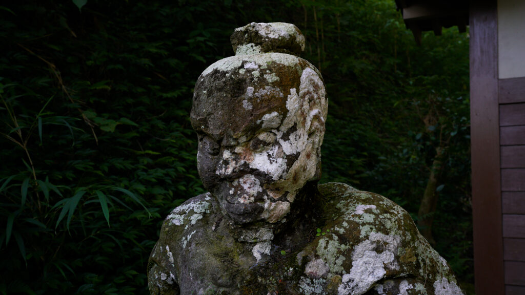 鹿児島県鹿屋市にある含粒寺の仁王像