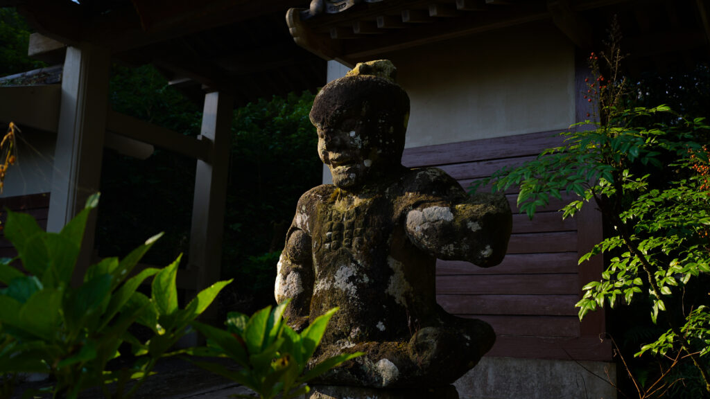 鹿児島県鹿屋市にある含粒寺の仁王像の背中