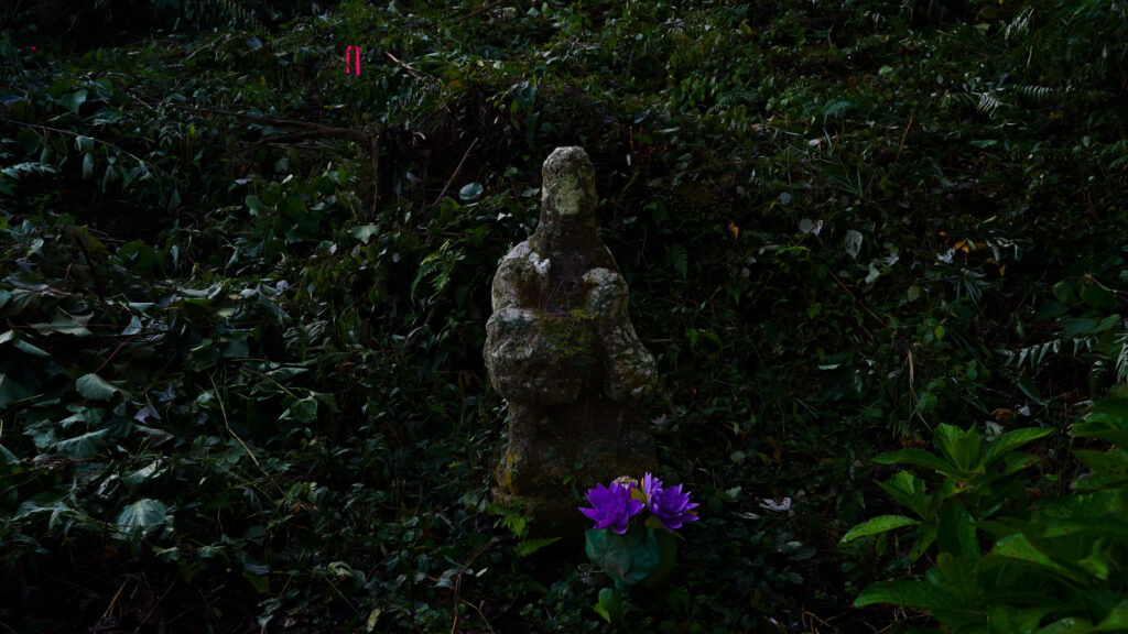 鹿児島県鹿屋市にある含粒寺の仁王像の石仏