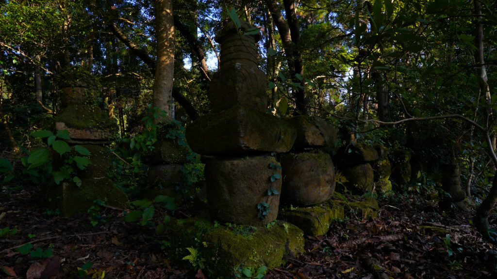 鹿児島県鹿屋市にある含粒寺の仁王像の灯籠