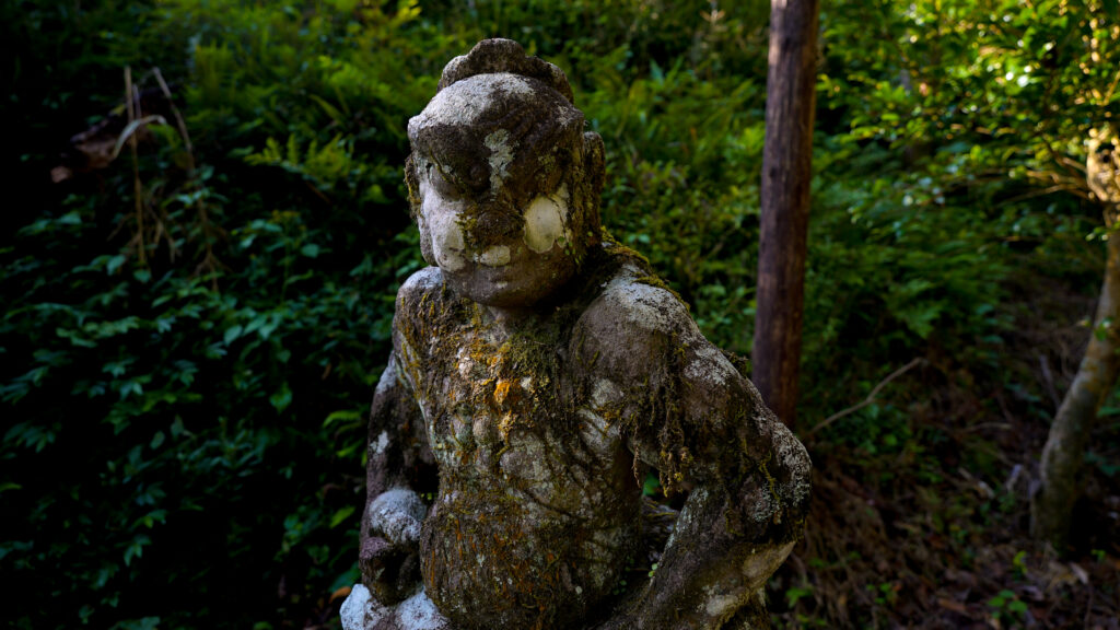 鹿児島県鹿屋市にある含粒寺の仁王像の背中