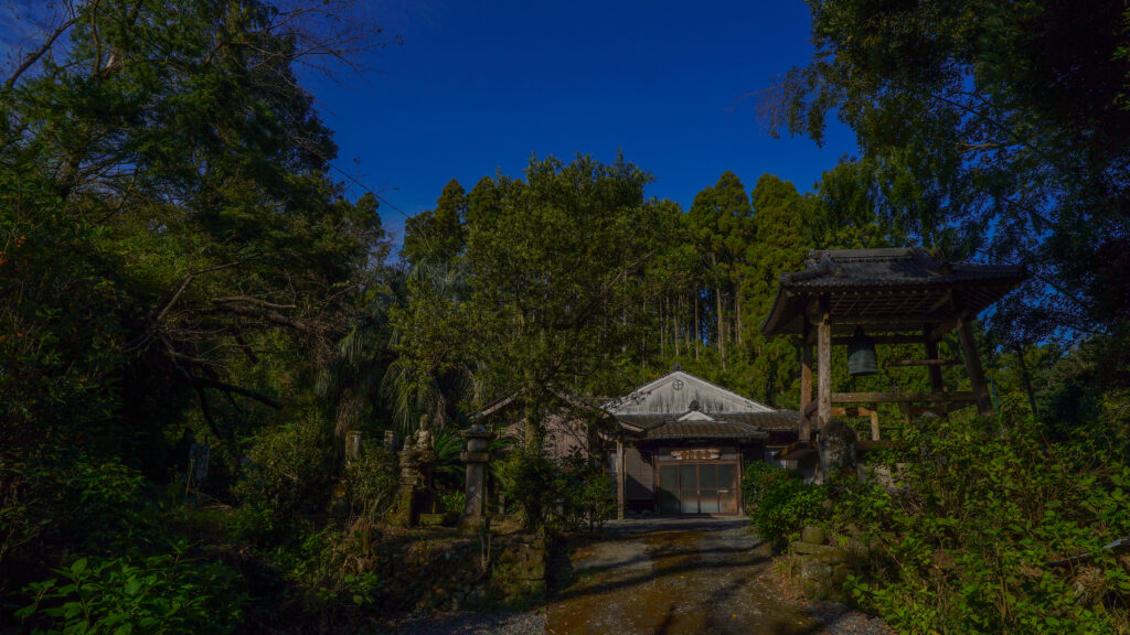 鹿児島県鹿屋市にある含粒寺境内