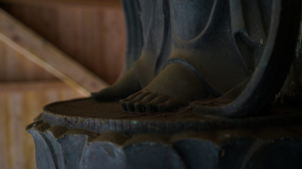 鹿児島県鹿屋市にある含粒寺の十一面観世音菩薩立像の足先