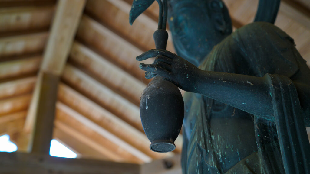 鹿児島県鹿屋市にある含粒寺の十一面観世音菩薩立像の水瓶