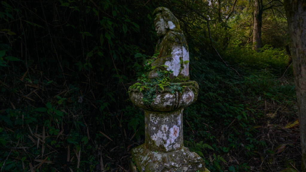 鹿児島県鹿屋市にある含粒寺の石の仏像