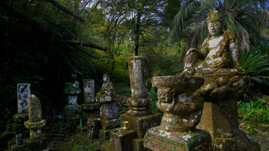鹿児島県鹿屋市にある含粒寺の石の仏像群