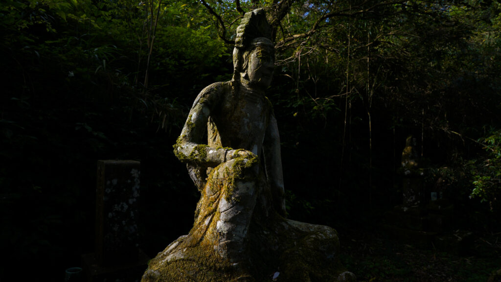 鹿児島県鹿屋市にある含粒寺の石の仏像