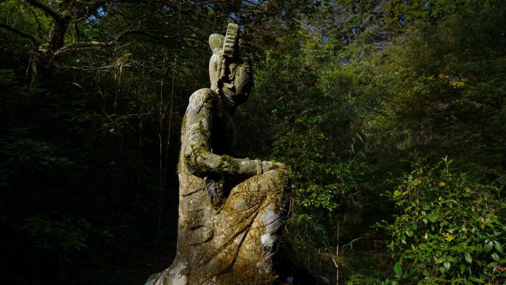 鹿児島県鹿屋市にある含粒寺の石の仏像