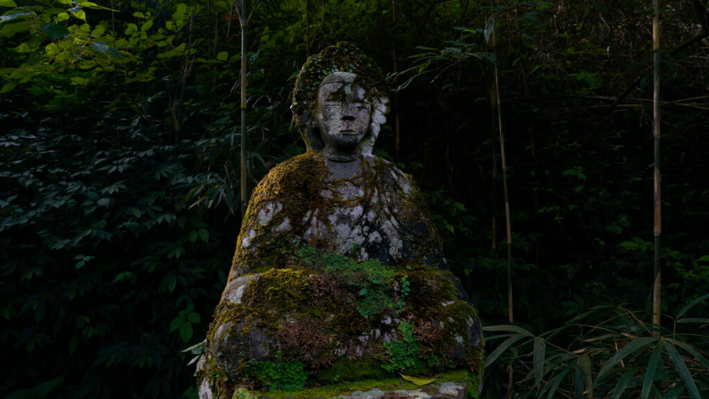 鹿児島県鹿屋市にある含粒寺の石の仏像