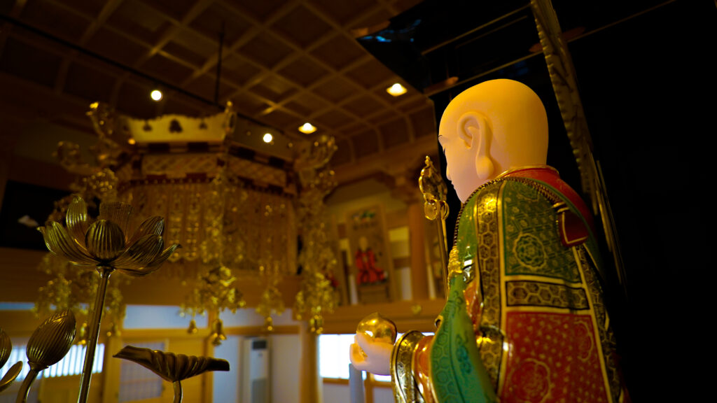 千葉県市原市の無量寿寺の極彩色の地蔵菩薩